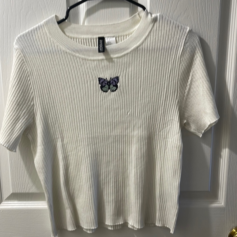 DIVIDED H&M OFF WHITE BUTTERFLY SHIRT